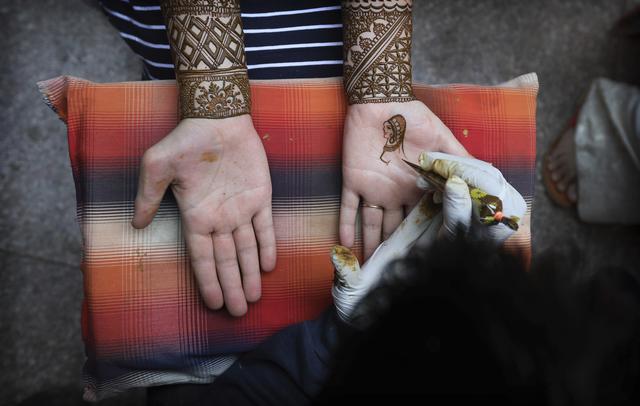 5. Jasa Lukis Henna Cantik (Henna Artist)