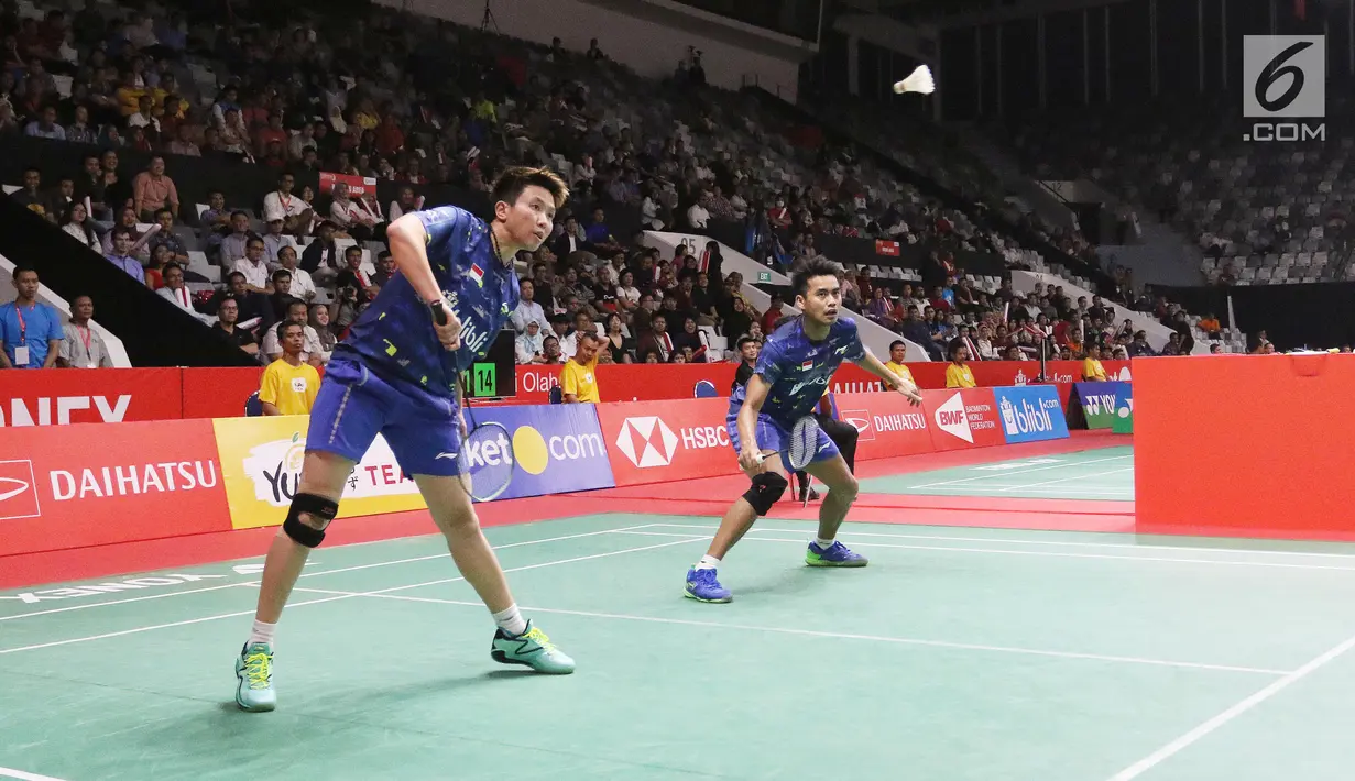 Pebulu tangkis ganda campuran Indonesia Tontowi Ahmad/Liliyana Natsir melakukan servis ke arah rival senegara, Riky Widianto/Masita Mahmudin di laga pertama Indonesia Masters 2018, Selasa (23/1). Owi/Butet menang 23-21, 21-17. (Liputan6.com/Angga Yuniar)