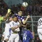 Bek Arema Cronus, Fabiano Beltrame melakukan duel udara dengan kiper Bali United, I Ngurah Komang Aria pada laga perempat final Piala Presiden di Stadion Kanjuruhan, Malang, Sabtu (19/9/2015). (Bola.com/Vitalis Yogi Trisna)