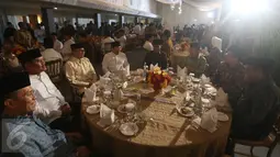 Presiden Jokowi (tengah), Wapres Jusuf Kalla (ketiga kanan), Ketua MPR Zulkifli Hasan (keempat kiri) mengikuti acara buka puasa bersama di rumah dinas Ketua DPR di Jalan Widya Chandra III Nomor 10, Jakarta, Selasa (23/6).  (Liputan6.com/Faizal Fanani)