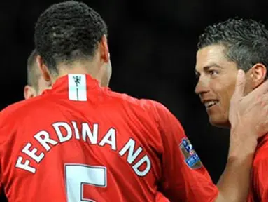 Manchester United&#039;s Cristiano Ronaldo celebrates with Rio Ferdinand after scoring the opening goal during English Premiership match against Everton at Old Trafford, on January 31, 2009. AFP PHOTO/ANDREW YATES