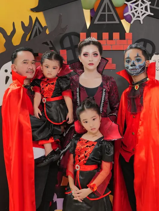 <p>Tak ketinggalan, Ruben Onsu dan keluarga juga merayakan Halloween. Gaya kompak keluarga Onsu pun terlihat dari kostum serempak yaitu menjadi vampir. [Instagram/ruben_onsu]</p>