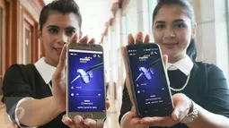 Model menunjukkan tampilan layanan Mandiri Online pada layar telepon pintar di Jakarta, Selasa (21/3). Layanan ini memudahkan nasabah memperoleh informasi tentang seluruh produk perbankan sekaligus melakukan transaksi keuangan. (Liputan6.com/Angga Yuniar)