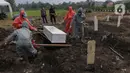 Petugas melakukan pemakaman jenazah dengan protokol Covid-19 di TPU Srengseng Sawah Dua, Jakarta, Kamis (18/3/2021). Dinkes DKI Jakarta mencatat penambahan kasus kematian akibat Covid-19 pada Maret 2021 berada diatas 40 atau meningkat dari 1,6 menjadi 1,7 persen. (Liputan6.com/Helmi Fithriansyah)