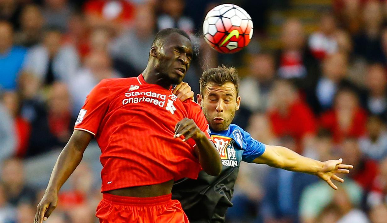 Penyerang Liverpool Christian Benteke saat beradu bola udara dengan bek Bournemouth Steve Cook di Anfield stadium, Liverpool, Inggris, Senin (17/8/2015). Liverpool menang tipis dengan skor 1-0. (Reuters/Darren Staples)