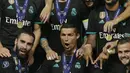 Bintang Real Madrid, Cristiano Ronaldo merayakan gelar Piala Super Eropa usai mengalahkan Manchester United di Stadion Philip II, Skopje, Selasa (8/8/2017). Ini merupakan gelar Piala Super Eropa keempat bagi Real Madrid. (AP/Thanassis Stavrakis)