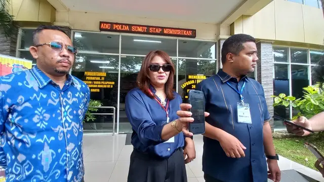 Kuasa hukum Fridolin Siahaan bersama Hera Enica Lubis, influencer sekaligus ibu rumah tangga, usai membuat laporan resmi terhadap akun media sosial yang diduga milik Ferry Irwandi di SPKT Polda Sumut, Jumat (26/9/2025)