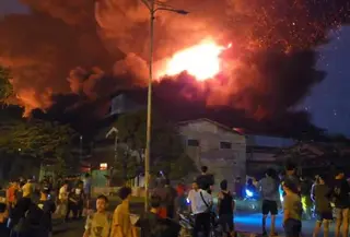 Pabrik sandal Swallow terbakar. (Liputan6.com/Reza Efendi)