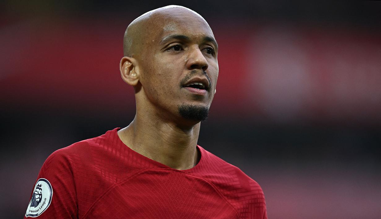 Pemain Liverpool, Fabinho berjalan meninggalkan lapangan saat diganti pada laga lanjutan Liga Inggris 2022/2023 melawan Arsenal di Anfield, Liverpool, 9 April 2023. Fabinho merupakan pemain vital di lini tengah Liverpool. Sayang, performanya menurun pada musim lalu. Ia dinilai kelelahan yang membuat performanya tak maksimal. (AFP/Paul Ellis)