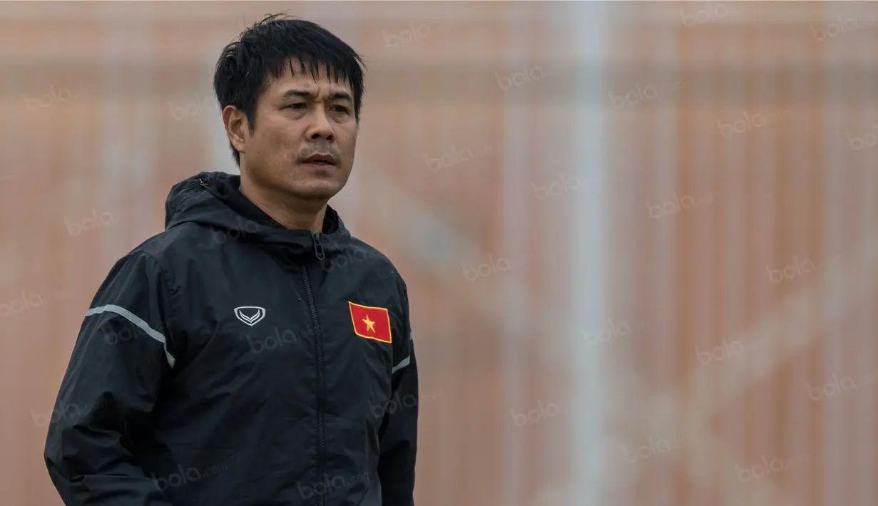 Pelatih Vietnam, Nguyen Huu Thang, memimpin latihan anak asuhnya di Lapangan Kompleks Stadion Pakansari, Jawa Barat, Kamis (1/12/2016). Vietnam akan menghadapi Timnas Indonesia pada semifinal Piala AFF 2016. (Bola.com/Vitalis Yogi Trisna)