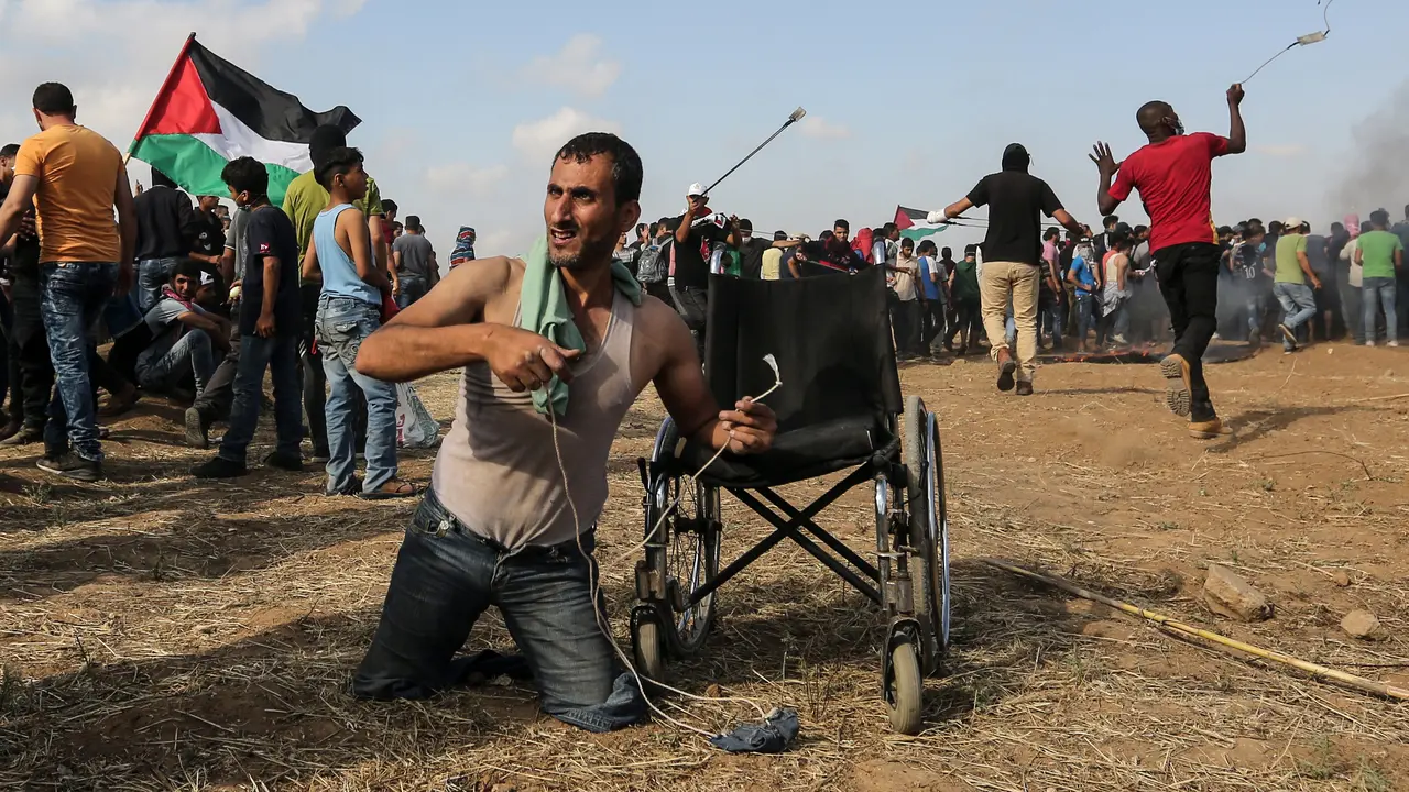 Dengan Kursi Roda, Pria Palestina ini Ikut Bertempur di Jalur Gaza