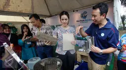 Environment Manager Tetra Pak Indonesia, Reza Andreanto saat berbincang dengan artis dan aktifis lingkungan Cathy Sharon dalam acara Hello Nature 2016 yang di Bumi Perkemahan Ragunan Minggu (27/11). (Liputan6.com)