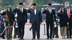 Presiden ke-6 RI Susilo Bambang Yudhoyono atau SBY (tengah) didampingi anak dan menantunya menghadiri pemakaman Presiden ke-3 RI BJ Habibie di TMP Kalibata, Jakarta, Kamis (12/9/2019). Selain SBY, hadir pula sejumlah tokoh Tanah Air. (merdeka.com/Iqbal Nugroho)