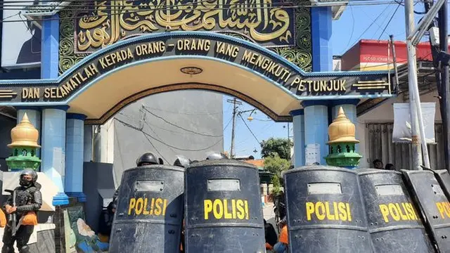 Polisi kepung pondok pesantren di Jombang