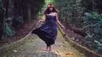 Jihane Almira Chedid adalah model dan aktris yang selalu tampil menawan dan modis. Bahkan dengan balutan kain tradisional atau kain etnik, dirinya tetap cantik. (Liputan6.com/IG/@jihanealmira)