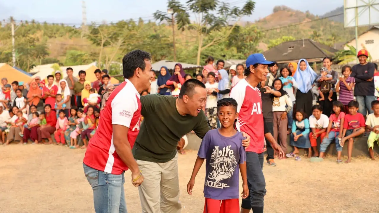 Menpora Imam Nahrawi bersama kunjungi ke lokasi pengungsian yang terletak di GOR Kabupaten Lombok Utara (KLU), Desa Gondang, Kecamatan Gangga, Nusa Tenggara Barat (NTB) Rabu (19/9). (foto: kundimang/kemenpora.go.id)