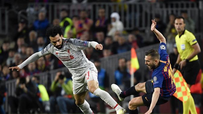 Gelandang Liverpool, Mohamed Salah saat melewati Jordi Alba pada leg 1, babak semifinal Liga Champions yang berlangsung di Stadion Camp Nou, Barcelona, Kamis (2/5). Barcelona menang 3-0 atas Liverpool. (AFP/