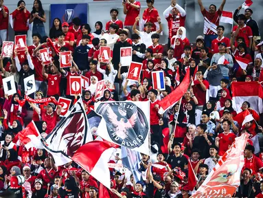 Suporter&nbsp;Indonesia membuat koreografi saat memberikan dukungan kepada Timnas Indonesia U-23 pada laga perempat final Piala Asia U-23 2024 melawan Korea Selatan U-23 di Abdullah bin Nasser bin Khalifa Stadium, Qatar, Jumat (26/04/2024) WIB. (Dok. AFC)