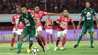 Duel Bali United vs Persebaya di Stadion I Wayan Dipta, Gianyar, Minggu (18/11/2018). (Bola.com/Aditya Wany)