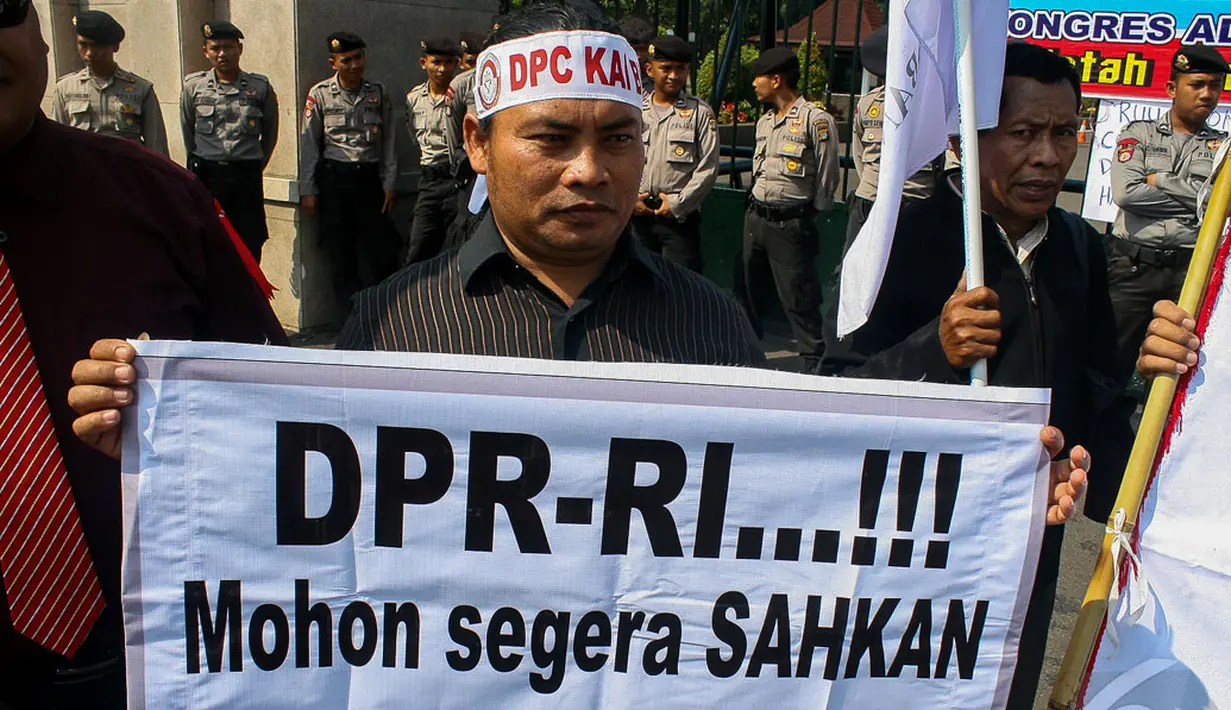 Puluhan pengacara yang tergabung dalam Kongres Advokat Indonesia (KAI) menggelar unjuk rasa di depan Gedung DPR, Jakarta, Rabu (24/9/2014) (Liputan6.com/Faizal Fanani)