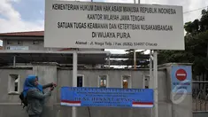 Ecin Suciatin, warga Tasikmalaya memprotes eksekusi terpidana mati di depan dermaga Wijaya Pura, Nusakambangan, Jawa Tengah, Minggu (8/3/2015). Ecin mengharapkan agar pemerintah mempercepat eksekusi mati terpidana narkoba. (Liputan6.com/Johan Tallo)