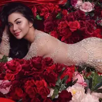 Pemeran Ariel Tatum kembali menghebohkan netizen. Ariel mengunggah foto mengenakan busana transparan dan menonjolkan lekuk tubuhnya. Foto seksi itu memunculkan beragam komentar. (Instagram/arieltatum)