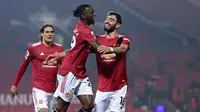 Pemain Manchester United, Aaron Wan-Bissaka, melakukan selebrasi usai mencetak gol ke gawang Southampton pada laga Liga Inggris di Stadion Old Trafford, Selasa (2/2/2021). Setan Merah menang dengan skor 9-0. (Laurence Griffiths/Pool via AP)