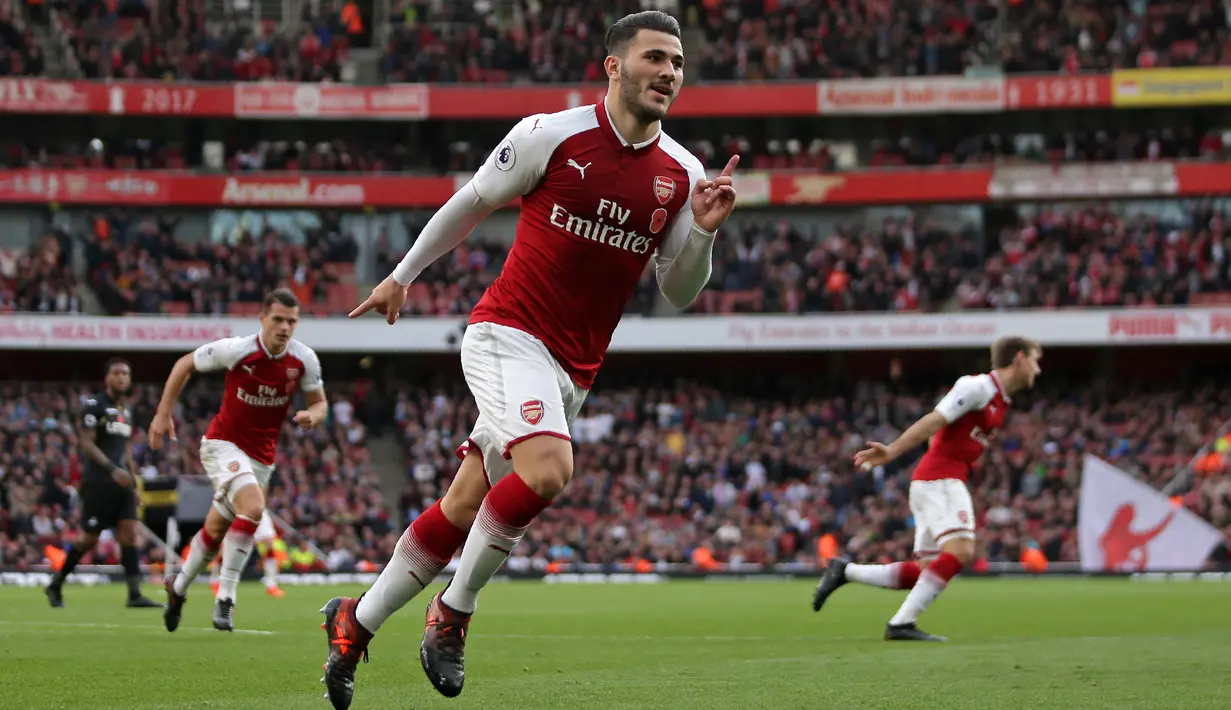 Bek Arsenal, Sead Kolasinac menerima gaji per minggu sebesar 119.500 pound sterling dengan durasi kontrak selama empat tahun, yakni hingga 2022. (AFP/Daniel Leal-Olivas)