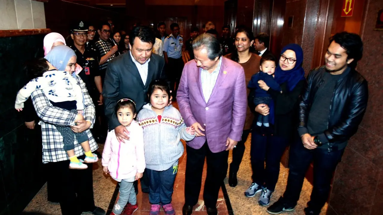 9 WN Malaysia yang dipulangkan dari Korea. (Daniel Chan/AP)