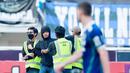 Petugas keamanan berhasil mengamankan oknum suporter nakal yang masuk ke lapangan saat Persib Bandung melawan Persik Kediri pada laga BRI Liga 1 2022/2023 di Stadion Pakansari, Bogor, Rabu (8/3/2023). (Bola.com/M Iqbal Ichsan)