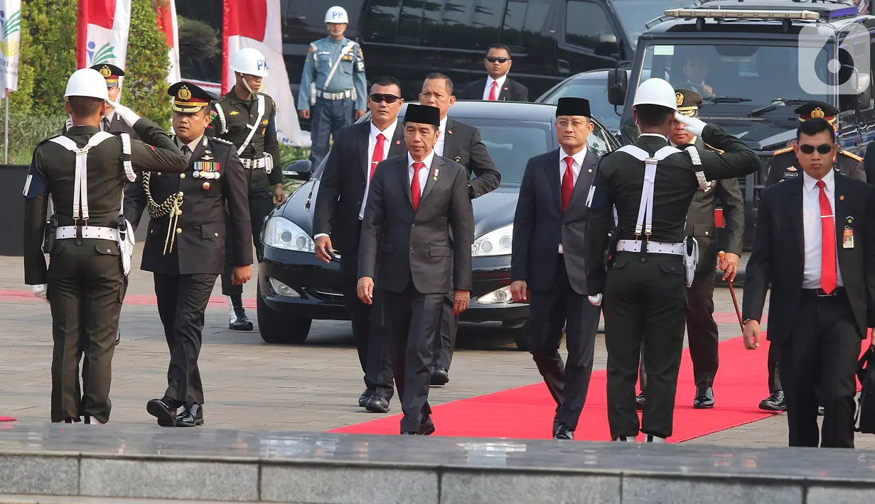 Presiden Joko Widodo tiba untuk memimpin Upacara Peringatan Hari Pahlawan Nasional di Taman Makam Pahlawan (TMP) Utama Kalibata, Jakarta Selatan, Minggu (10/11/2019). Upacara diikuti oleh sekitar 3500 peserta, baik dari undangan maupun personel dari tiga matra TNI. (Liputan6.com/Herman Zakharia)