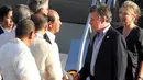 Presiden Kolombia Juan Manuel Santos (kedua kanan) saat tiba di bandara internasional  Manila, Filipina, (17/11/2015). Juan Manuel Santos hadir untuk menghadiri Kerjasama Ekonomi Asia - Pasifik (APEC). (REUTERS/Ezra Acayan)