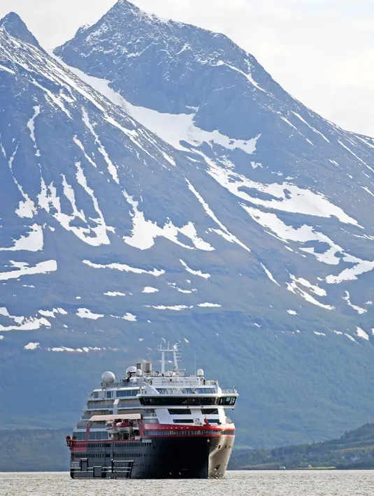 Kapal pesiar MS Roald Amundsen tiba di Tromsoe, Norwegia utara, 3 Juli 2019. Kapal ini memakai empat mesin dan dua unit baterai besar, dengan pemakaian baterai sepenuhnya selama 45-60 menit. (Rune Stoltz Bertinussen / NTB scanpix via AP)