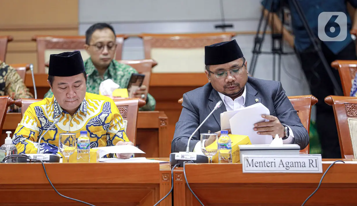 Menteri Agama Yaqut Cholil Qoumas (kanan) saat rapat kerja dengan Komisi VIII DPR RI di Gedung Parlemen, Jakarta, Kamis (19/1/2023). Rapat kerja membahas kinerja penyelenggaraan ibadah Haji. (Liputan6.com/Faizal Fanani)