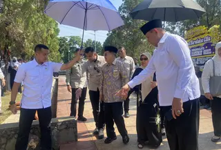 Wakil Presiden ke-10 dan ke-12 Jusuf Kalla alias JK Hadiri Pemakaman Rachmat Gobel ( Devira Prastiwi/Liputan6.com )
