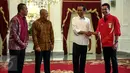 Presiden Jokowi didampingi Kepala Staf Presiden Teten Masduki bersalaman dengan legenda bulu tangkis, Taufik Hidayat saat menerima Kontingen Indonesia untuk Olimpiade Rio 2016, di Istana Merdeka, Jakarta, Rabu (24/8). (Liputan6.com/Faizal Fanani)