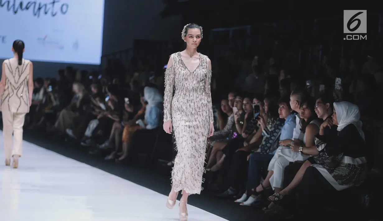 Model berjalan di atas catwalk membawakan busana dari siswa Istituto di Moda Burgo (IMB), Julianto di Jakarta Fashion Week 2018, Jakarta, Jumat (27/10). Julianto mempersembahkan 8 busana yang mengusung tema 'Embrace'. (Liputan6.com/Faizal Fanani)