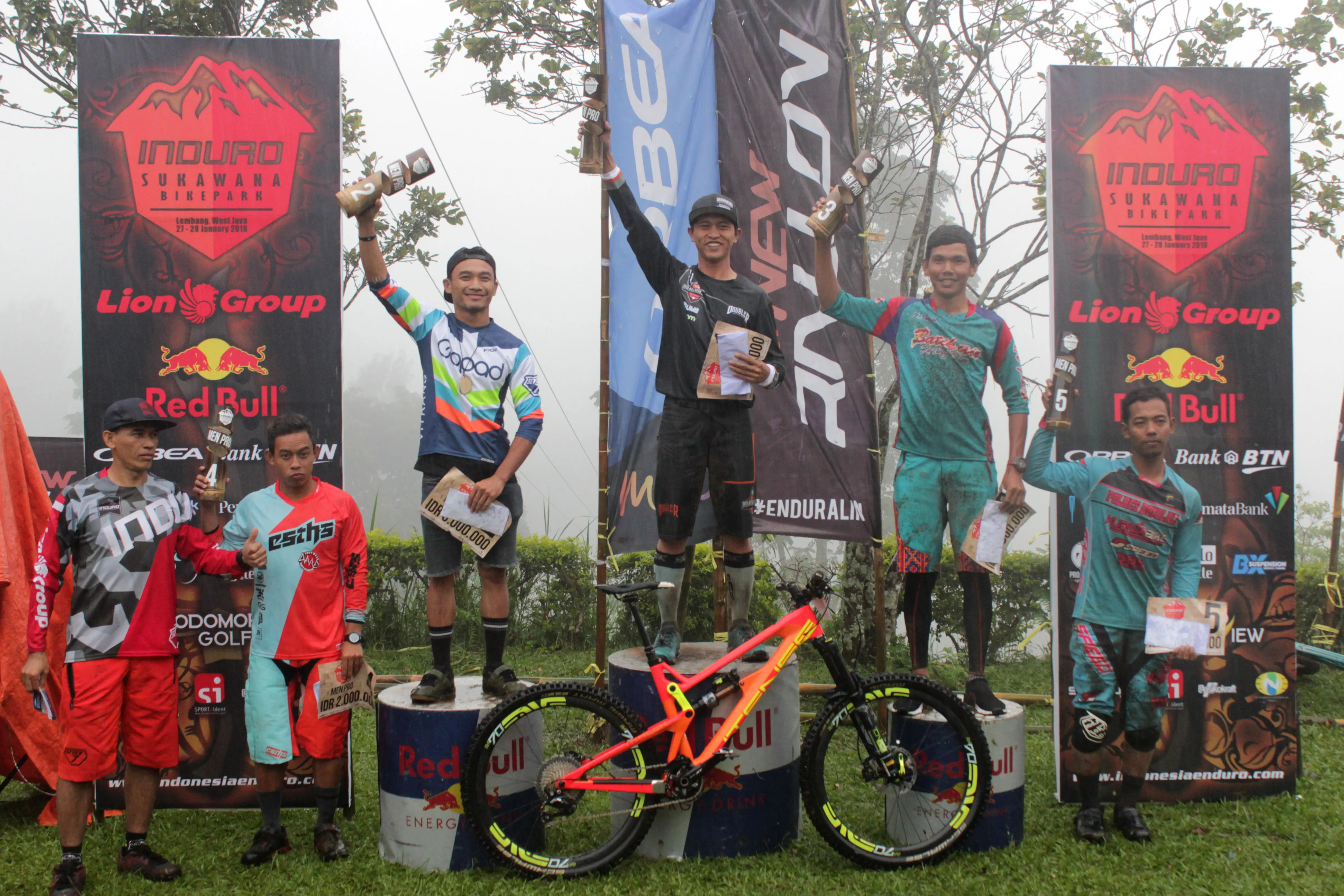 Pebalap Bhayangkara Racing Team, Koko M. Fadly (tengah), merajai kelas bergengsi Men Pro dalam lomba balap sepeda Induro di Sukawana Bike Park, Lembang, Jawa Barat, Minggu (28/1/2018). (Bola.com/Arief Bagus Prasetiyo)