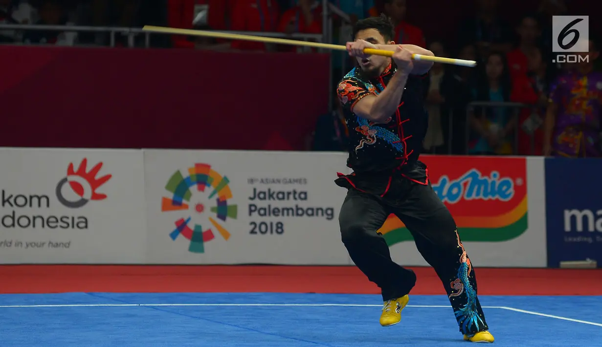 Atlet Wushu Indonesia Hulaefi Achmad beraksi pada laga final Men's Daoshu dan Gunshu Asian Games 2018 di JIexpo,Hall B, Kemayoran, Jakarta, Selasa (21/8). Achmad berhasil meraih perunggu dan sukses merebut total 19,41 poin. (Merdeka.com/Imam Buhori)
