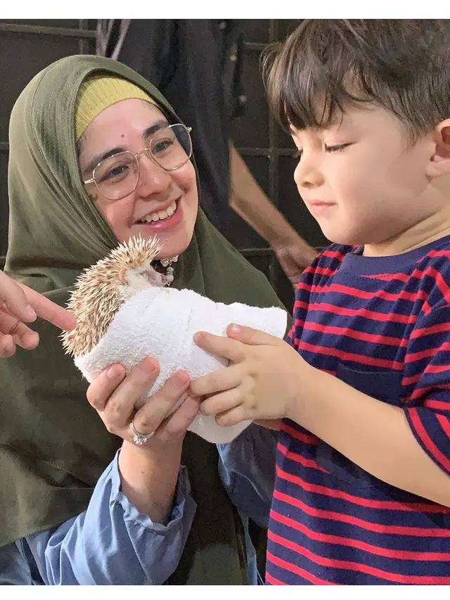 Momen Risty Tagor Main dengan Hewan
