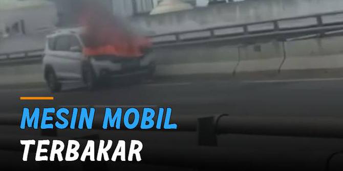 VIDEO: Mesin Terbakar, Mobil Berhenti di Pinggir Jalan