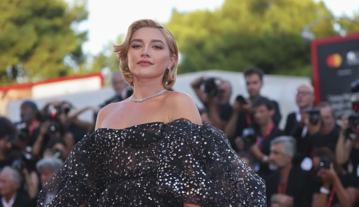 Florence Pugh berpose untuk fotografer setibanya di pemutaran perdana film 'Don't Worry Darling' selama Venice Film Festival 2022 ke-79 di Venesia, Italia (5/9/2022). Dia membuat kejutan di Fashion Finder HQ dengan melangkah keluar dalam gaun Valentino ini yang ditata oleh Rebecca Corbin-Murray dengan perhiasan Tiffany and Co. (Photo by Vianney Le Caer/Invision/AP)