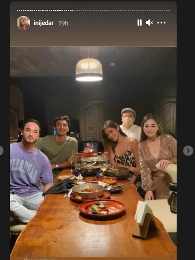 6 Potret Kebersamaan Jessica Iskandar dan Vincent Verhaag, Datang ke Nikahan Atta-Aurel
