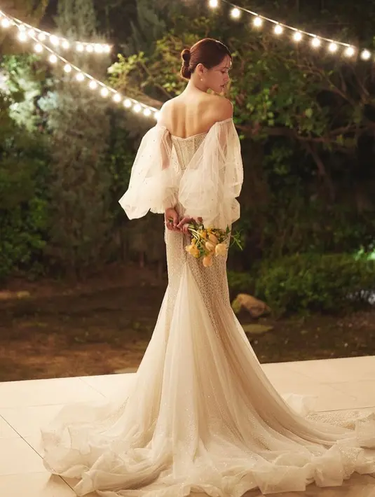 <p>Amin memperlihatkan single shoot dirinya mengenakan busana pengantin yang mengekspose bahunya yang indah dan tubuhnya yang ramping. (Foto: Instagram/ amin0224)</p>
