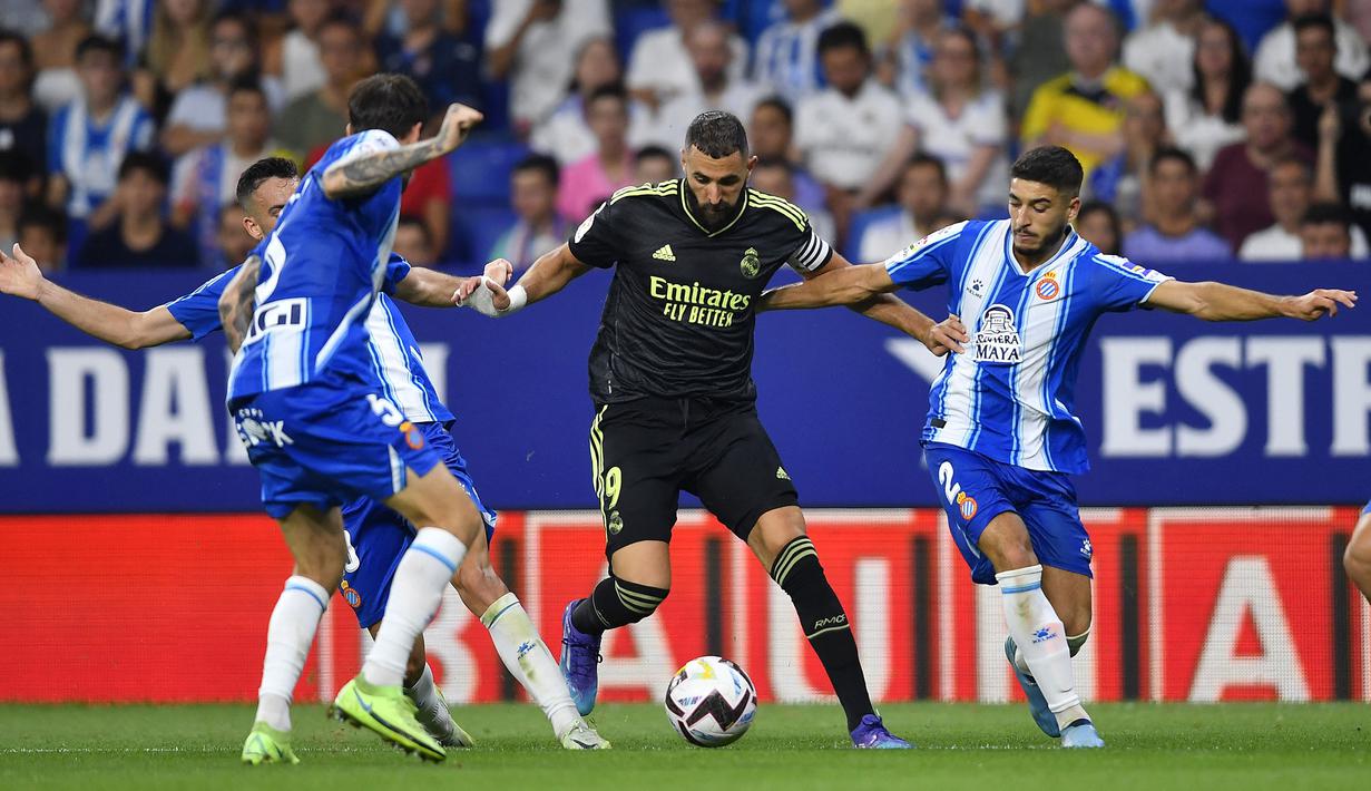 Sejak awal pertandingan, Benzema dan kolega mampu menguasai permainan meski berstatus sebagai tim tamu. Los Blancos mampu unggul terlebih dahulu lewat Vinicius Junior. Namun, Espanyol berhasil menyamakan kedudukan menjadi 1-1 sebelum turun minum lewat Joselu pada menit ke-43. (AFP/Pau Barrena)