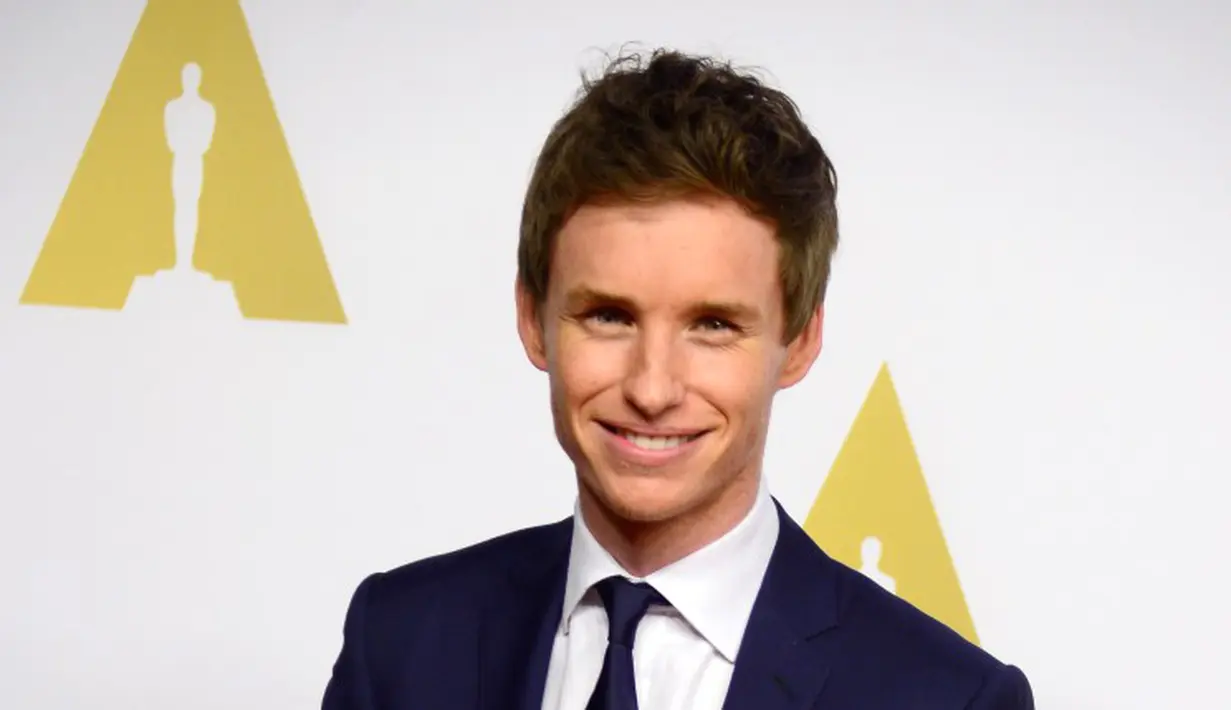 Suatu saat, sang istri Gerda (diperankan Alicia Vikander) melihat suaminya tengah berciuman dengan pria, 'Saya percaya, kalau saya adalah wanita,' ucap Lili. (Bintang/EPA)