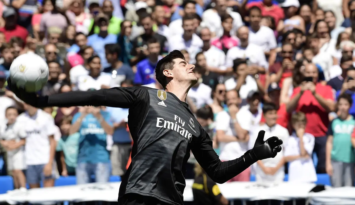 Kiper baru Real Madrid, Thibaut Courtois, melempar bola saat diperkenalkan di Stadion Santiago Bernabeu, Madrid, Kamis (9/8/2018). Pemain berusia 26 tahun pindah setelah empat musim terakhir jadi kiper utama Chelsea. (AFP/Javier Soriano)