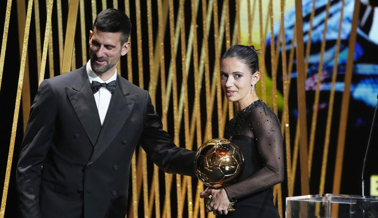 Aitana Bonmati didaulat naik panggung dan menerima Ballon d'Or Feminin 2023 dari legenda tenis Novak Djokovic. (AP Photo/Michel Euler)