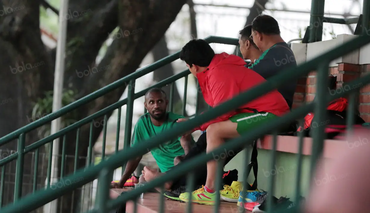 oaz Solossa tengah berbincang dengan tim dokter pada sesi latihan di Lapangan Sekolah Pelita Harapan, Karawaci, Jakarta, (11/11/2016). (Bola.com/Nicklas Hanoatubun)