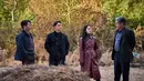 Potongan gambar lainnya menggambarkan empat orang di depan kuburan, meningkatkan antisipasi atas penampilan kolaboratif mereka dan memperdalam intrik tentang dinamika menawan yang akan mereka singkapkan dalam film tersebut. (Foto: Showbox via Soompi)